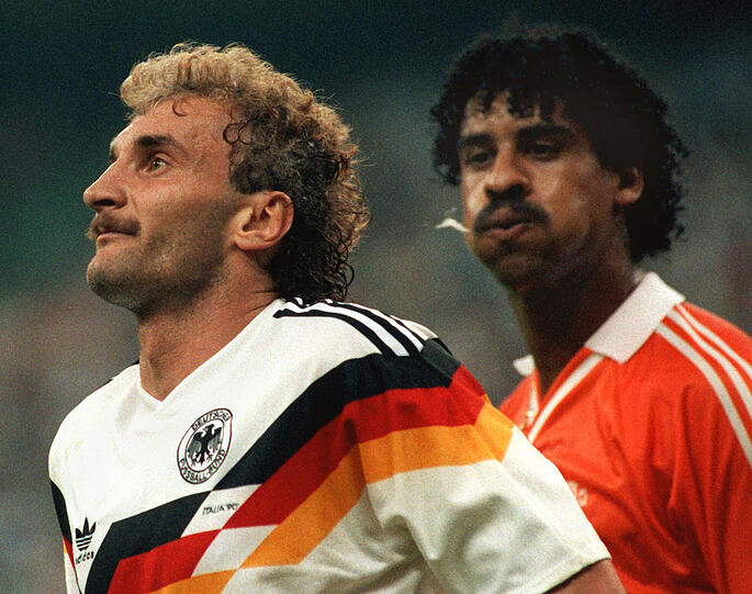Das prominenteste Spuck-Attentat der Fußball-Geschichte: Der Niederländer Frank Rijkaard (r.) gegen Deutschlands Rudi Völler bei der WM 1990.