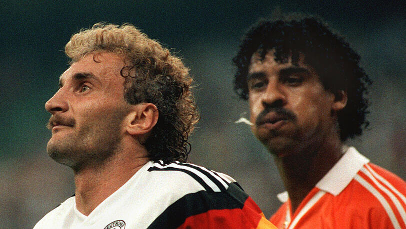 Das prominenteste Spuck-Attentat der Fußball-Geschichte: Der Niederländer Frank Rijkaard (r.) gegen Deutschlands Rudi Völler bei der WM 1990. Das prominenteste Spuck-Attentat der Fußball-Geschichte: Der Niederländer Frank Rijkaard (r.) gegen Deutschlands Rudi Völler bei der WM 1990.