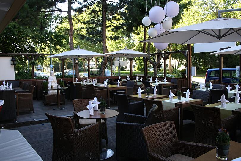 Im Sommer die reinste Oase: die Terrasse davor.