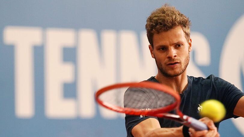 Sieger im Endspiel über Dustin Brown: Yannik Hanfmann beim Geisterturnier in Höhr-Grenzhausen. Als Preis gab es eine Rolle Klopapier.