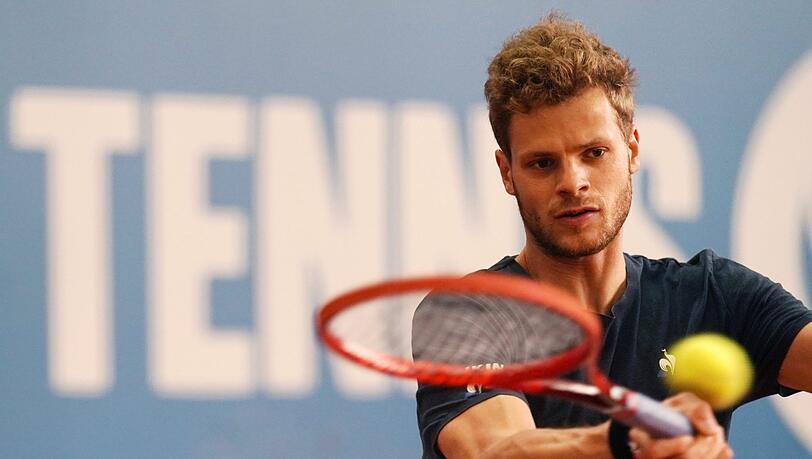 Sieger im Endspiel über Dustin Brown: Yannik Hanfmann beim Geisterturnier in Höhr-Grenzhausen. Als Preis gab es eine Rolle Klopapier. Sieger im Endspiel über Dustin Brown: Yannik Hanfmann beim Geisterturnier in Höhr-Grenzhausen. Als Preis gab es eine Rolle Klopapier.