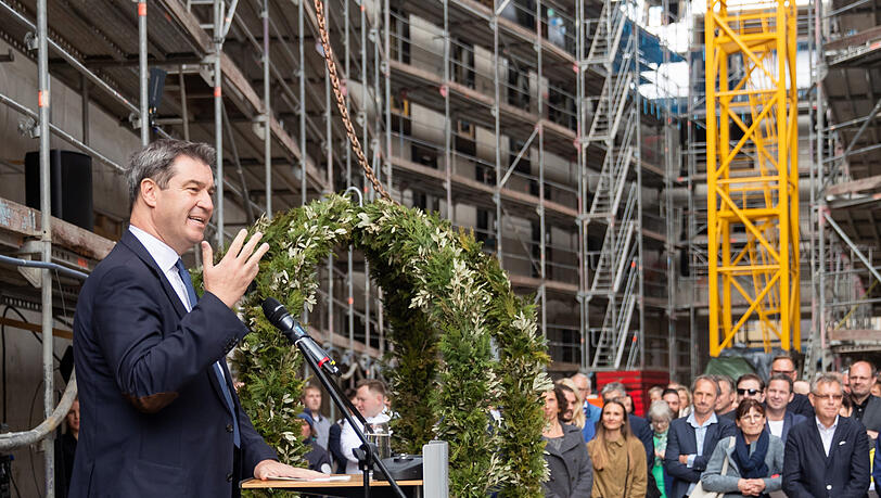 Mai 2019: Markus Söder (CSU, l.), Ministerpräsident von Bayern, spricht beim Richtfest für den Augustinerhof mit der Zweigstelle des Deutschen Museums vor der Richtkrone. Mai 2019: Markus Söder (CSU, l.), Ministerpräsident von Bayern, spricht beim Richtfest für den Augustinerhof mit der Zweigstelle des Deutschen Museums vor der Richtkrone.