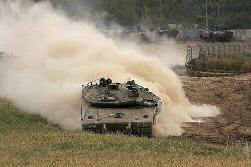 Ein israelischer Panzer nahe dem Grenzübergang Nachal Oz