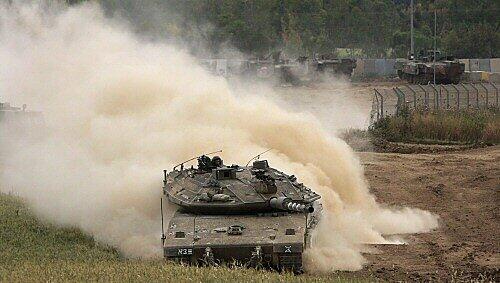 Ein israelischer Panzer nahe dem Grenzübergang Nachal Oz Ein israelischer Panzer nahe dem Grenzübergang Nachal Oz