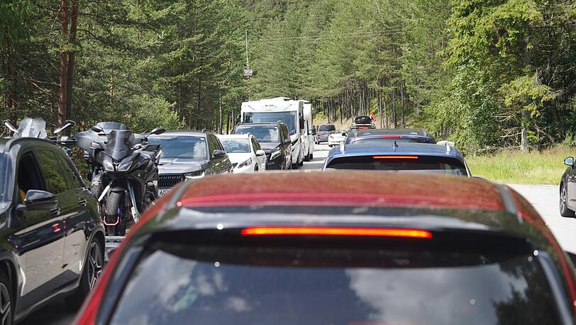 Auch in den bayerischen Alpen gab es zuletzt immer häufiger Staus. Das Foto zeigt stehende Autos in Tirol, unweit der deutschen Grenze.