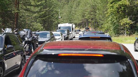 Auch in den bayerischen Alpen gab es zuletzt immer häufiger Staus. Das Foto zeigt stehende Autos in Tirol, unweit der deutschen Grenze.