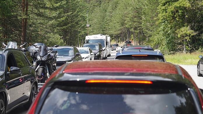 Auch in den bayerischen Alpen gab es zuletzt immer häufiger Staus. Das Foto zeigt stehende Autos in Tirol, unweit der deutschen Grenze.