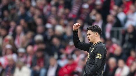 Torschütze Fabian Rieder jubelt über seinen getroffenen Elfmeter.