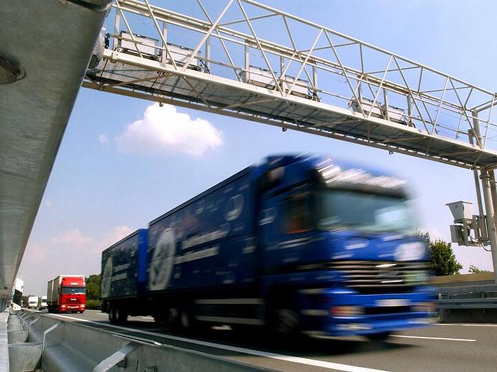Weil er einen vor ihm beginnenden Stau übersehen hatte, raste der Lastwagenfahrer mit voller Wucht in die vor ihm stehenden Fahrzeuge.