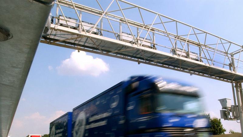 Weil er einen vor ihm beginnenden Stau übersehen hatte, raste der Lastwagenfahrer mit voller Wucht in die vor ihm stehenden Fahrzeuge. Weil er einen vor ihm beginnenden Stau übersehen hatte, raste der Lastwagenfahrer mit voller Wucht in die vor ihm stehenden Fahrzeuge.