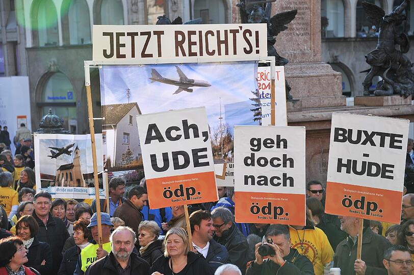 AufgeMUCkt: Demo gegen die dritte Startbahn des Münchner Flughafens auf dem Marienplatz.