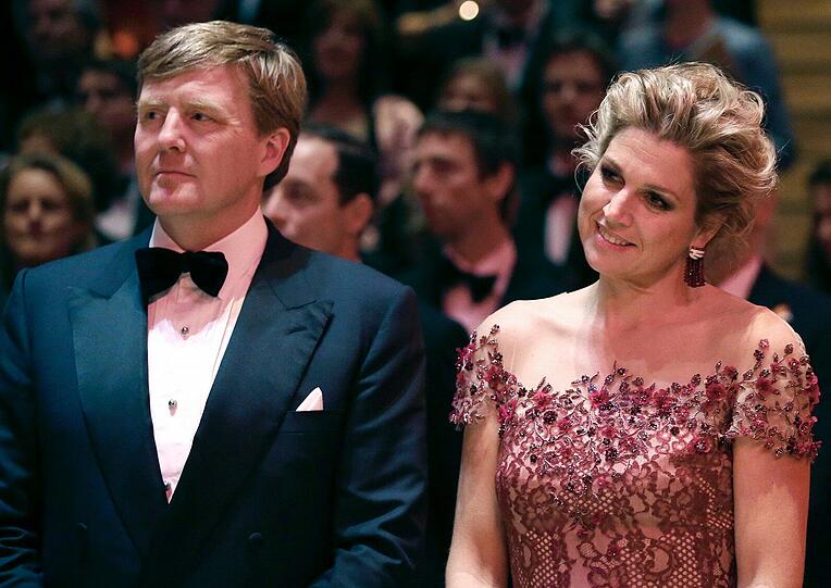 König Willem-Alexander und seine Frau, Königin Máxima (42), brachen ihren Urlaub in Griechenland ab, was als Zeichen dafür gedeutet wurde, dass aktive Sterbehilfe keine Rolle bei dem Tod spielte.