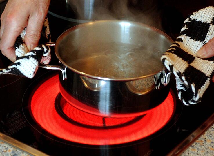 Wenn&rsquo;s Wasser kocht, ghean d&rsquo;Gneel eiglegt: a) Warnung davor, dass man nicht zu voreilig sein sollte. b) Hinweis darauf, dass eine Gelegenheit genutzt werden sollte. c) Ratschlag, mal ein bisschen langsamer zu machen.