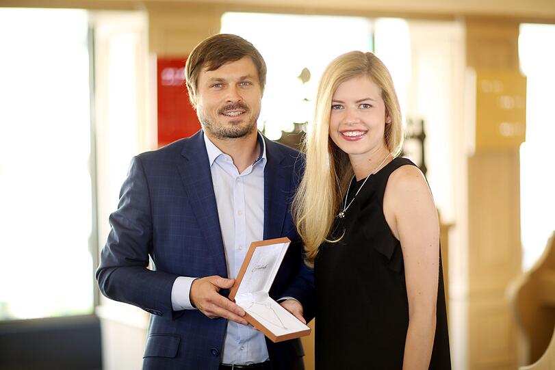 Nur zur Probe: Juwelier Korbinian Fridrich überreicht ein Brillantcollier.