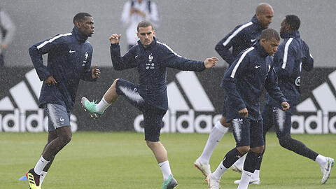 Paul Pogba, Antoine Griezmann und Kylian Mbappé (von links) im WM-Training der französischen Nationalmannschaft.