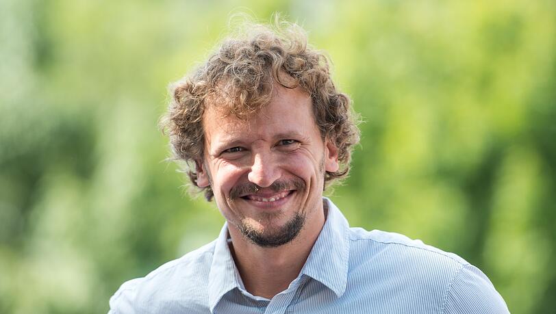Marcus H. Rosenmüller: Der 45-jährige Regisseur aus Hausham debütierte 2006 mit "Wer früher stirbt ist länger tot", es folgten u.a. "Räuber Kneißl" und "Sommer in Orange". Marcus H. Rosenmüller: Der 45-jährige Regisseur aus Hausham debütierte 2006 mit "Wer früher stirbt ist länger tot", es folgten u.a. "Räuber Kneißl" und "Sommer in Orange".
