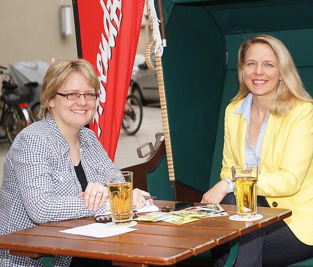 FDP-Abgeordnete Julika Sandt (re.) im Gespräch mit AZ-Redakteurin Annette Zoch.