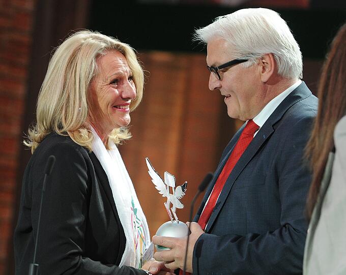 Stolze Schulleiterin: Eva-Maria Espermüller-Jug nimmt den Preis von Außenminister Frank-Walter Steinmeier entgegen.