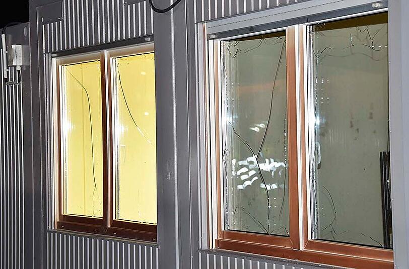 Durch die enorme Hitze sind auch die Fenster von anliegenden Containern zersprungen.