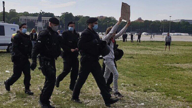 Beim offiziellen Ende der Demonstration auf der Theresienwiese um 17 Uhr standen noch etwa 1.000 Menschen am Bavariaring - dort weitgehend unmaskiert und viel zu eng. Die Polizei führte immer wieder Einzelne ab. Kurz darauf, gegen halb sechs, löste sich aber auch diese - unangemeldete - Versammlung langsam auf.