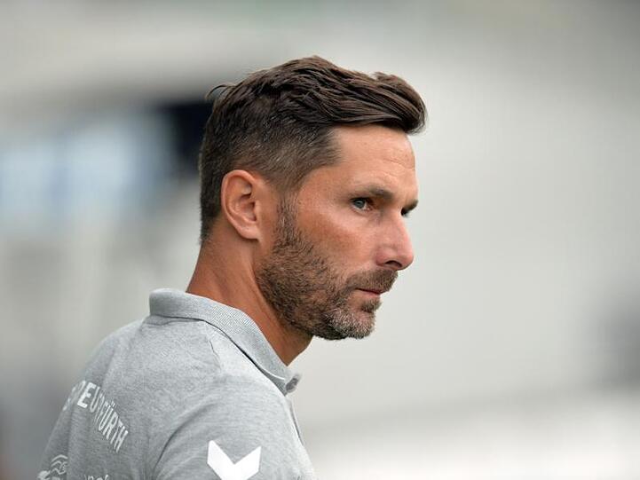 Der Fürther Trainer Stefan Leitl schaut in die Runde. Foto: Timm Schamberger/Archivbild