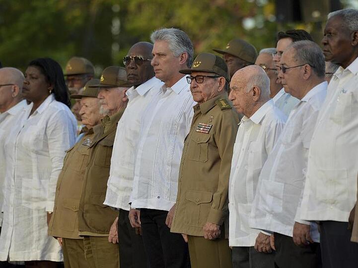 Präsident Miguel Diaz-Canel und sein Vorgänger Raul Castro bei Feierlichkeiten auf dem Friedhof Santa Ifigenia zum 60. Jahrestag der Revolution.