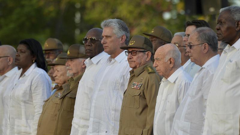 Präsident Miguel Diaz-Canel und sein Vorgänger Raul Castro bei Feierlichkeiten auf dem Friedhof Santa Ifigenia zum 60. Jahrestag der Revolution. Präsident Miguel Diaz-Canel und sein Vorgänger Raul Castro bei Feierlichkeiten auf dem Friedhof Santa Ifigenia zum 60. Jahrestag der Revolution.