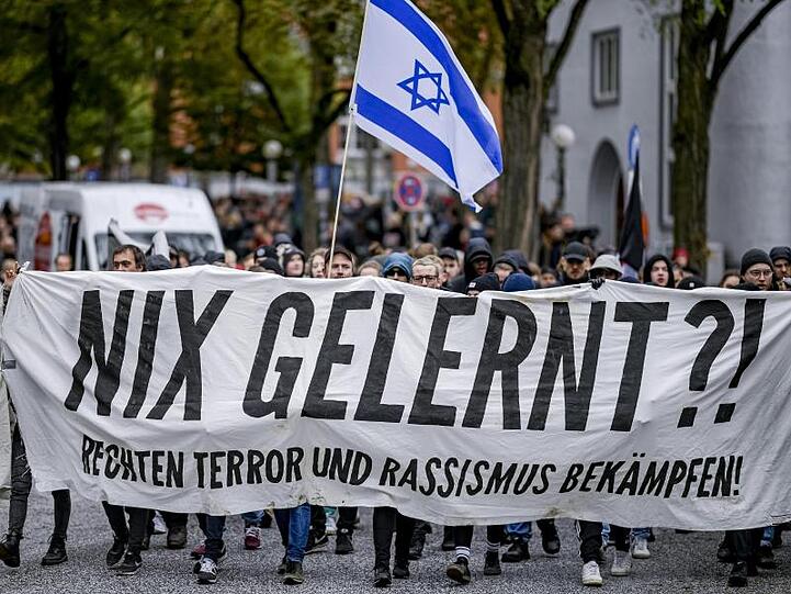 Nach dem Anschlags in Halle: Demonstration gegen Rechtsextremismus in Hamburg.