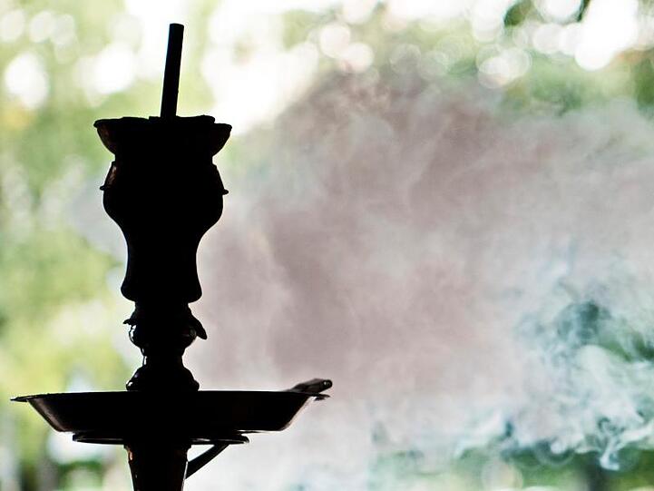 Rauch steigt in einer Shisha-Bar aus einer Wasserpfeife.