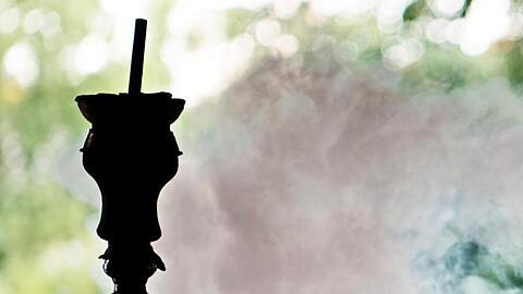 Rauch steigt in einer Shisha-Bar aus einer Wasserpfeife.