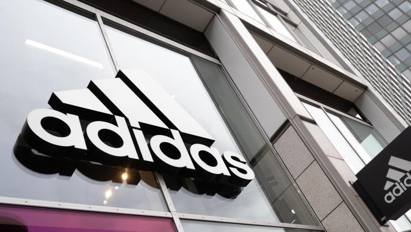 An der Fassade des Adidas Stores hängt das Firmenlogo.