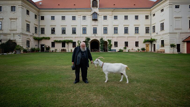 Maler Hermann Nitsch mit Ziege vor seinem Schloss Prinzendorf.