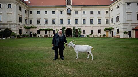 Maler Hermann Nitsch mit Ziege vor seinem Schloss Prinzendorf.