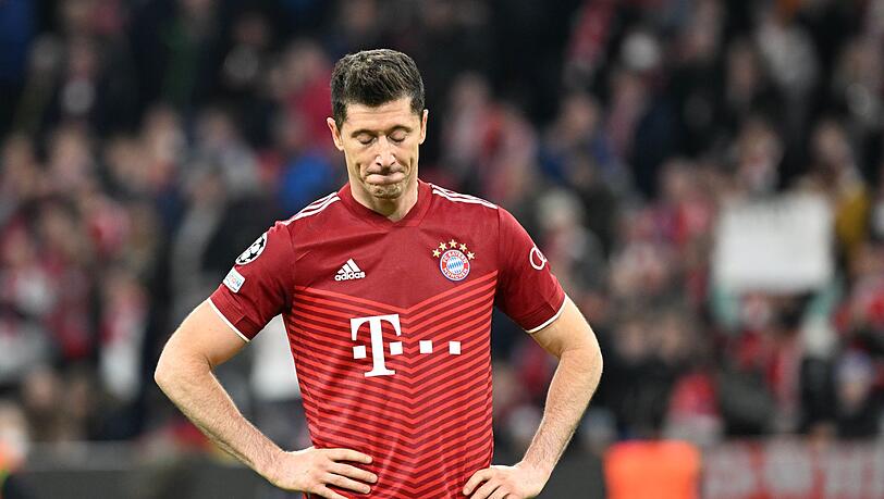 Robert Lewandowski schaut nach einem Spiel auf den Boden.