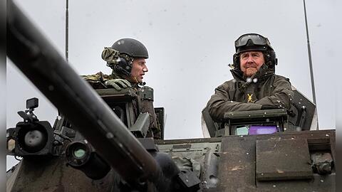 König Willem-Alexander (r.) hat Soldaten in Litauen besucht.