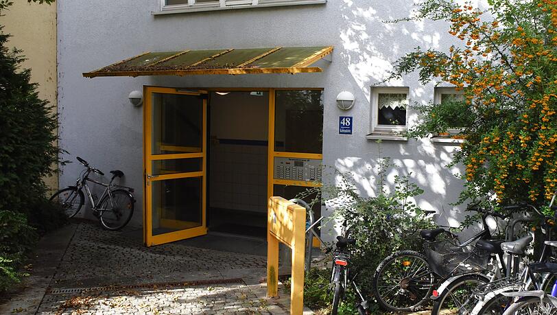 In der Karwendelstraße 48, einem Mehrfamilienhaus der städtischen Wohnungsgesellschaft Münchner Wohnen, ist der Aufzug seit 15 Monaten kaputt.