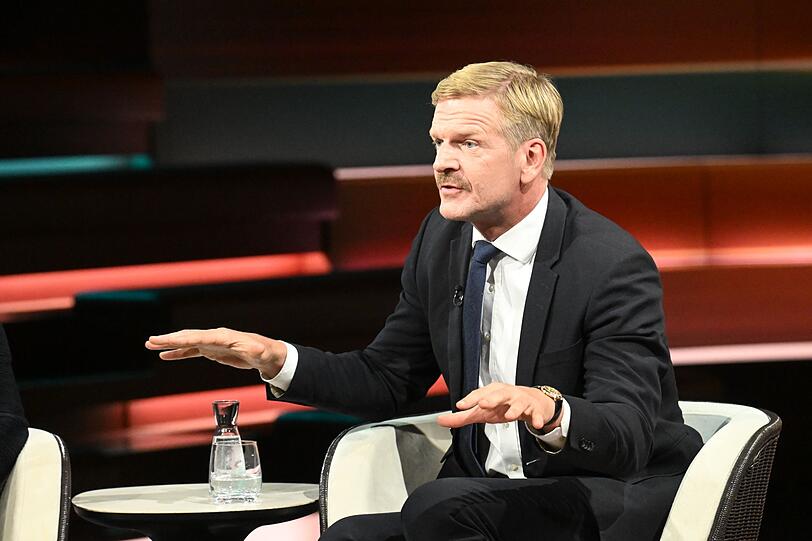 Journalist Gordon Repinski analysierte, dass die Volksparteien "nicht mehr die Energie und die Bindekraft für die Mitte aufbringen". Journalist Gordon Repinski analysierte, dass die Volksparteien "nicht mehr die Energie und die Bindekraft für die Mitte aufbringen".