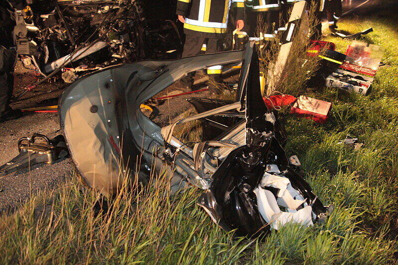Bei dem Frontalzusammenstoß auf der B12 bei Haag in der Nacht zum Dienstag erlitten die beiden Fahrer schwere Verletzungen. Die Ursache des Unfalls ist bisher ungeklärt.