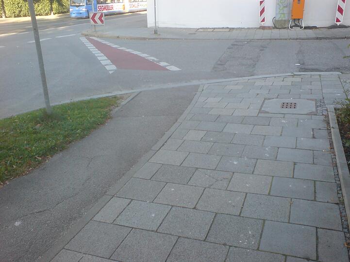 Agnes-Bernauer-Straße: Hier müssen Radler dünn sein.