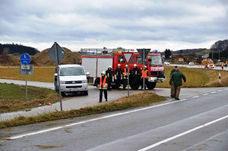 Horror-Unfall am Tag von Heiligabend: Ein Auto ist auf der B12 gegen einen Baum geschleudert. Der Insasse verbrannte im Wrack.
