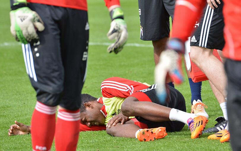 Mit schmerzverzerrtem Gesicht liegt der Österreicher am Boden: David Alaba hat sich im Trainingslager des FC Bayern am Knie verletzt. Die Bilder.