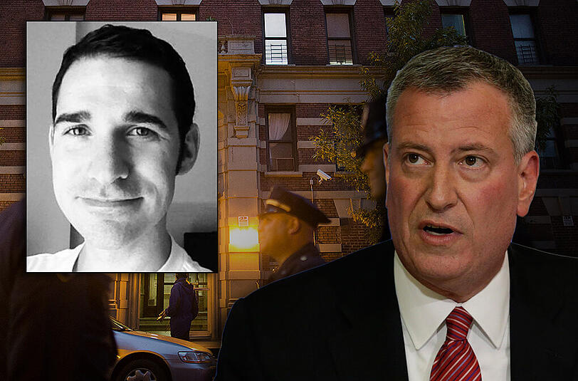 New Yorks Bürgermeister Bill de Blasio hat den ersten Ebola-Fall in New York offiziell bestätigt. In dem Haus im Hintergrund wohnt der infizierte Arzt Craig Spencer (l).