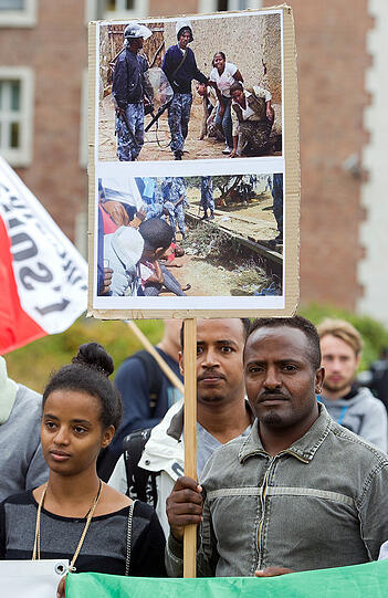 Flüchtlinge demonstrieren am 17.08.2015 in Nürnberg (Bayern) vor dem Bundesamt für Migration und Flüchtlinge (BAMF).