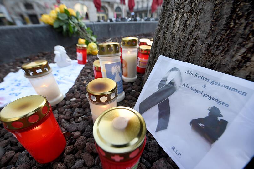 Am Königsplatz liegen Blumen neben Kerzen.