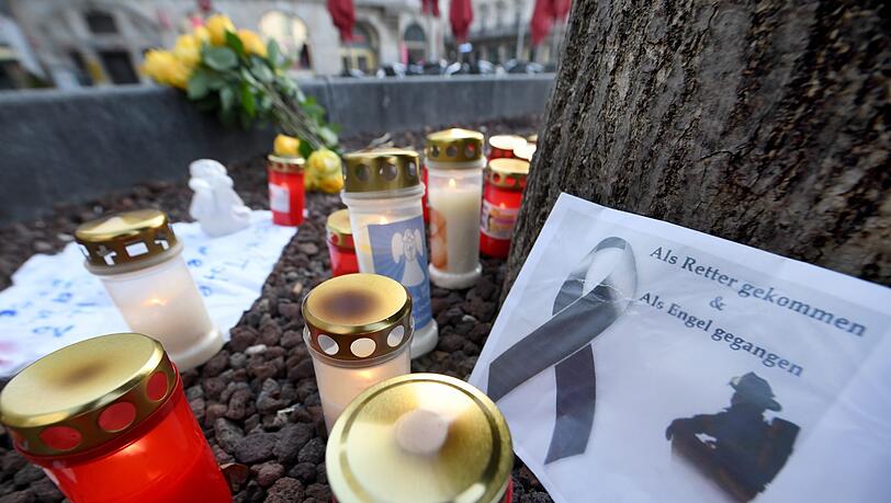 Am Königsplatz liegen Blumen neben Kerzen. Am Königsplatz liegen Blumen neben Kerzen.