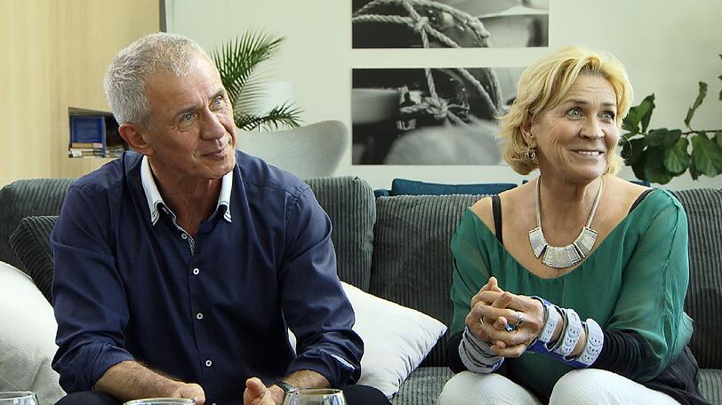 Leonards Eltern Ronald und Claudia sind gespannt auf die zwei Frauen, die Leonard ihnen heute vorstellen wird.
