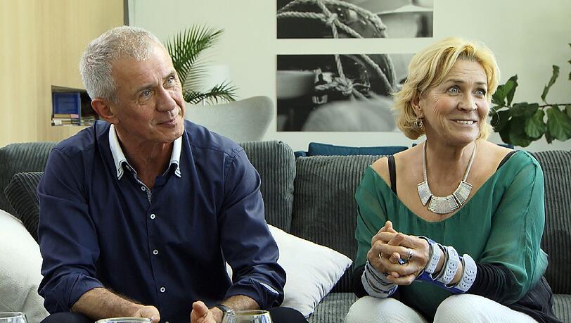 Leonards Eltern Ronald und Claudia sind gespannt auf die zwei Frauen, die Leonard ihnen heute vorstellen wird. Leonards Eltern Ronald und Claudia sind gespannt auf die zwei Frauen, die Leonard ihnen heute vorstellen wird.