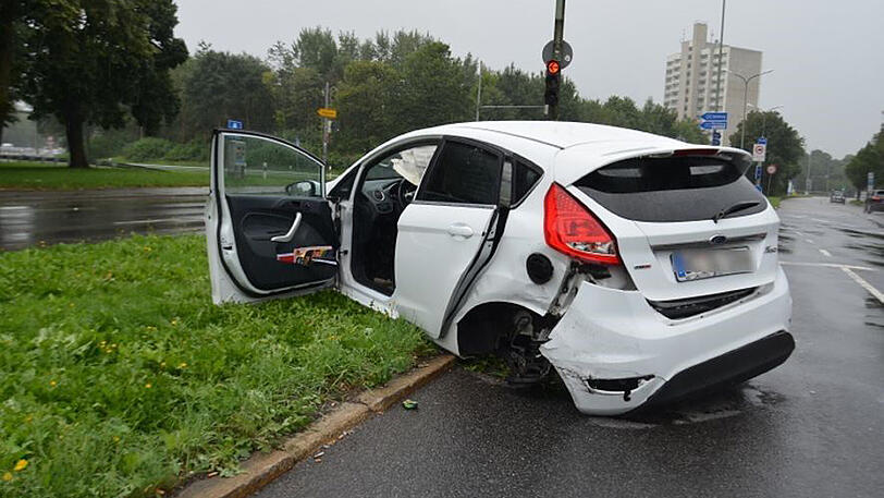 Der beschädigte Ford einer Münchnerin steht an der Kreuzung Rosenheimer Straße/Chiemgaustraße.