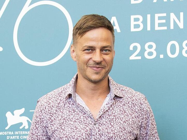 Tom Wlaschiha erfreut sich an seinen Balkon-Tomaten.