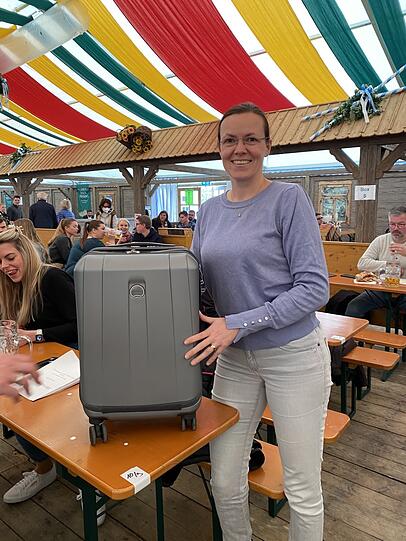 Personalreferentin Nicole Hofmeister (43) hat einen Überraschungskoffer für 270 Euro ersteigert....